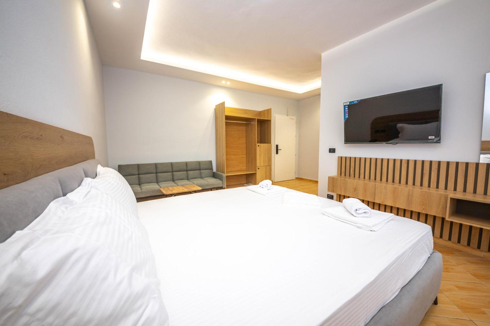 Hotel Sea Breeze Sarande Exterior photo