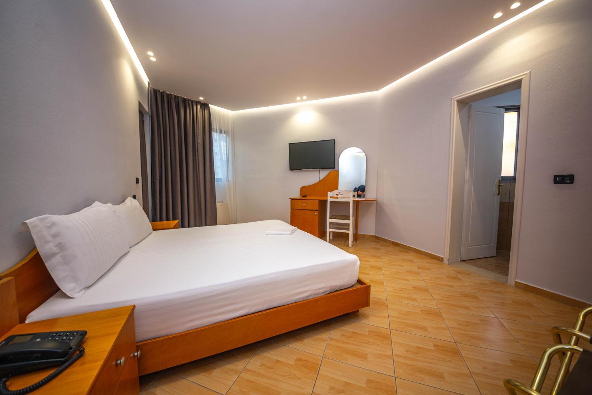 Hotel Sea Breeze Sarande Exterior photo