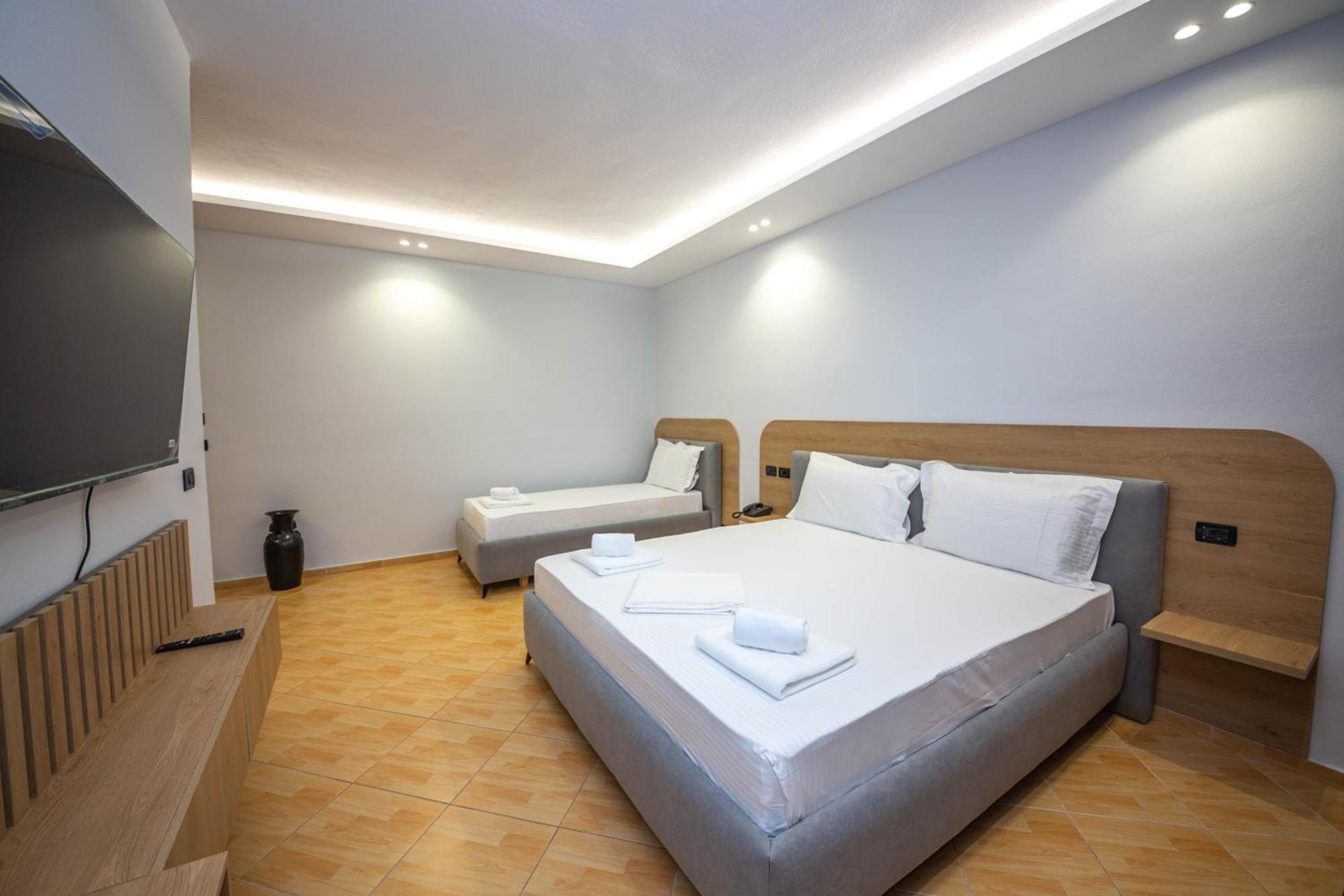 Hotel Sea Breeze Sarande Exterior photo