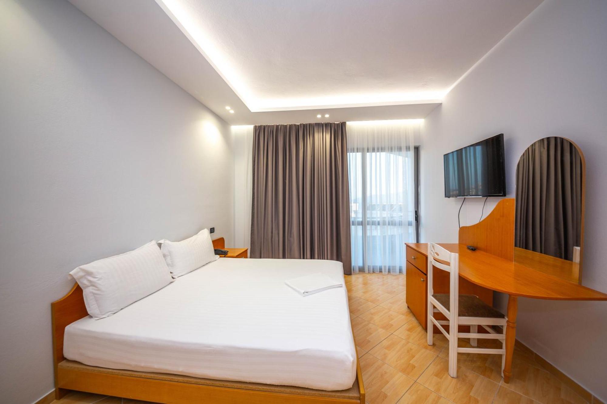 Hotel Sea Breeze Sarande Exterior photo