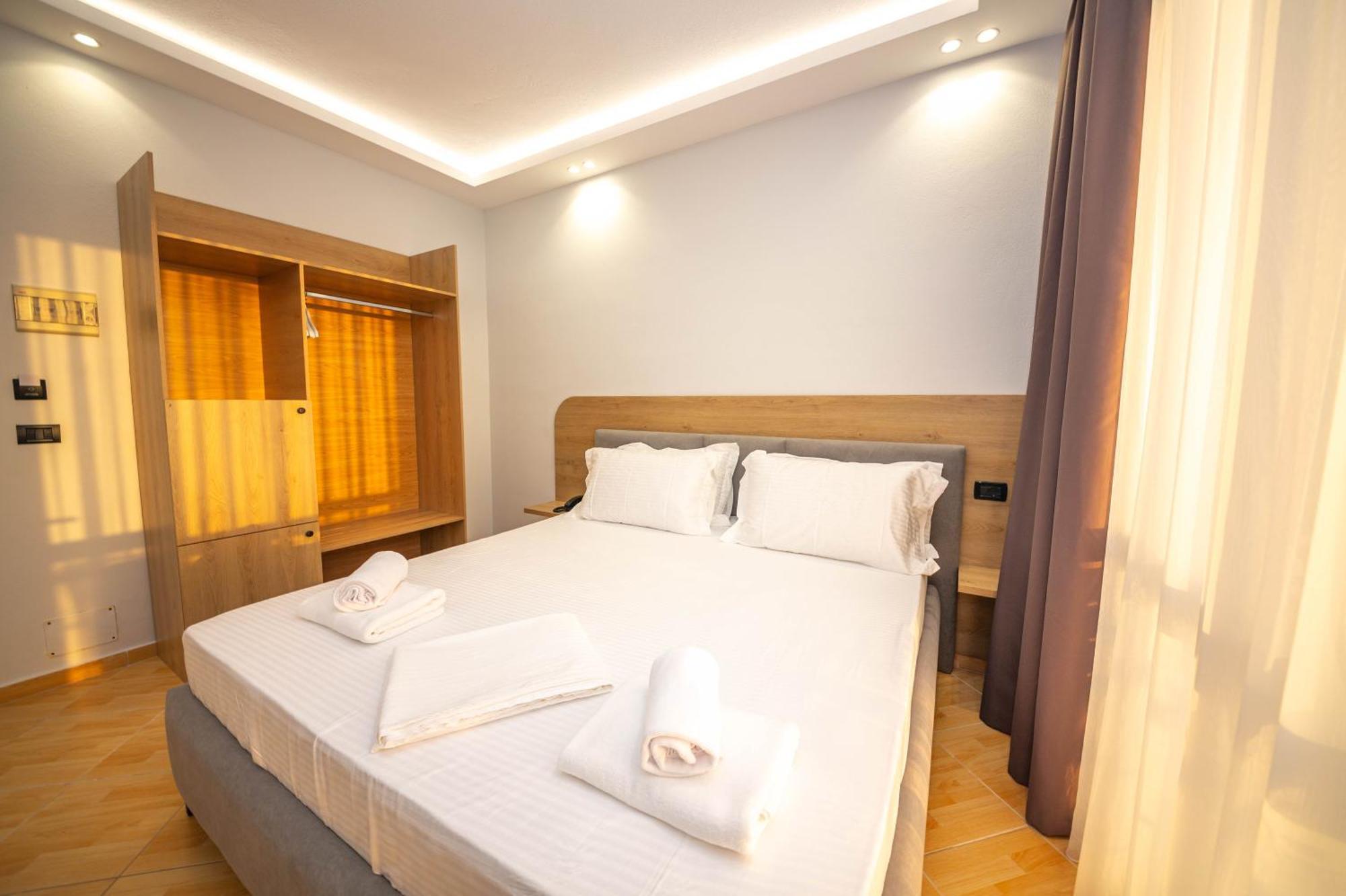 Hotel Sea Breeze Sarande Exterior photo