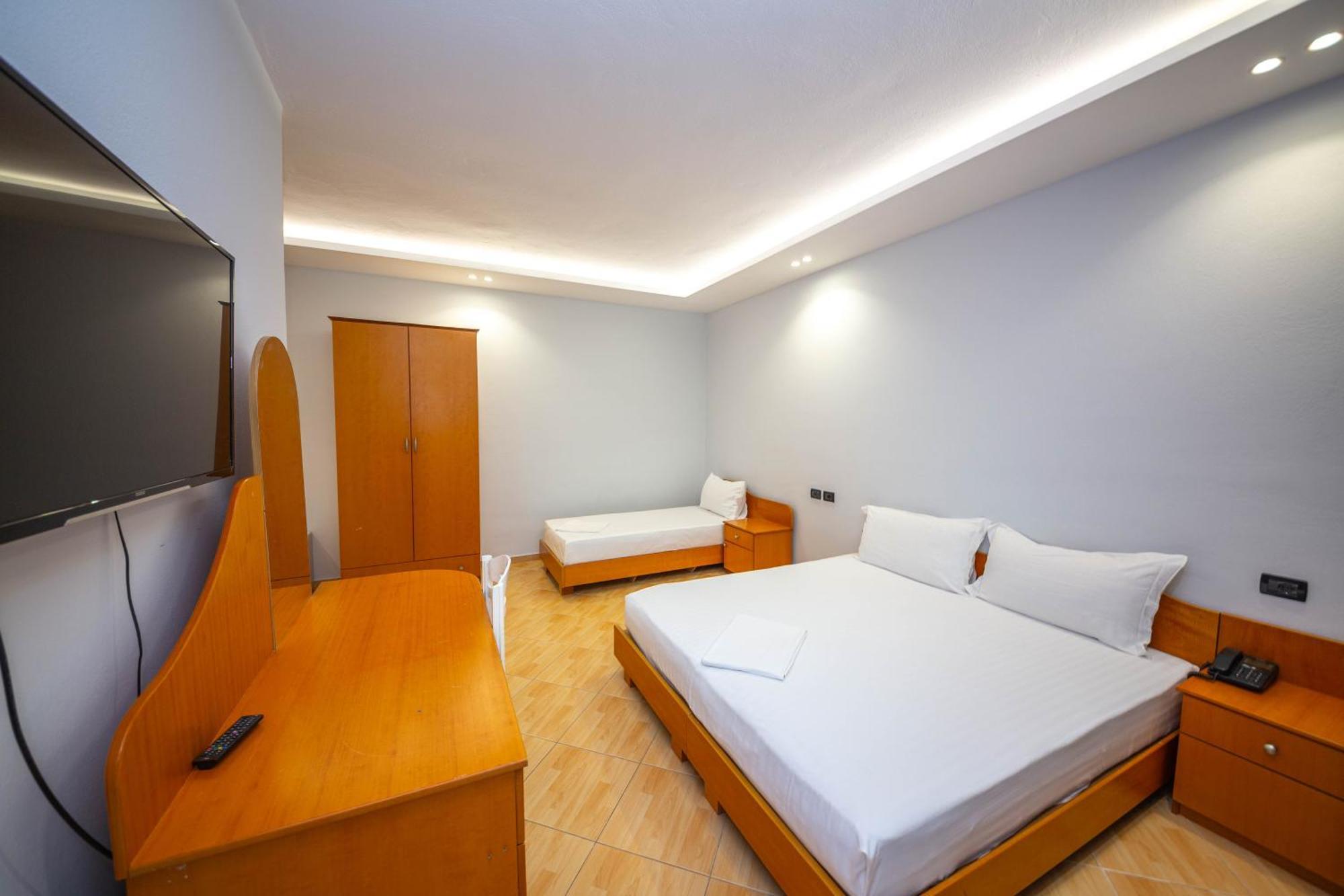 Hotel Sea Breeze Sarande Exterior photo