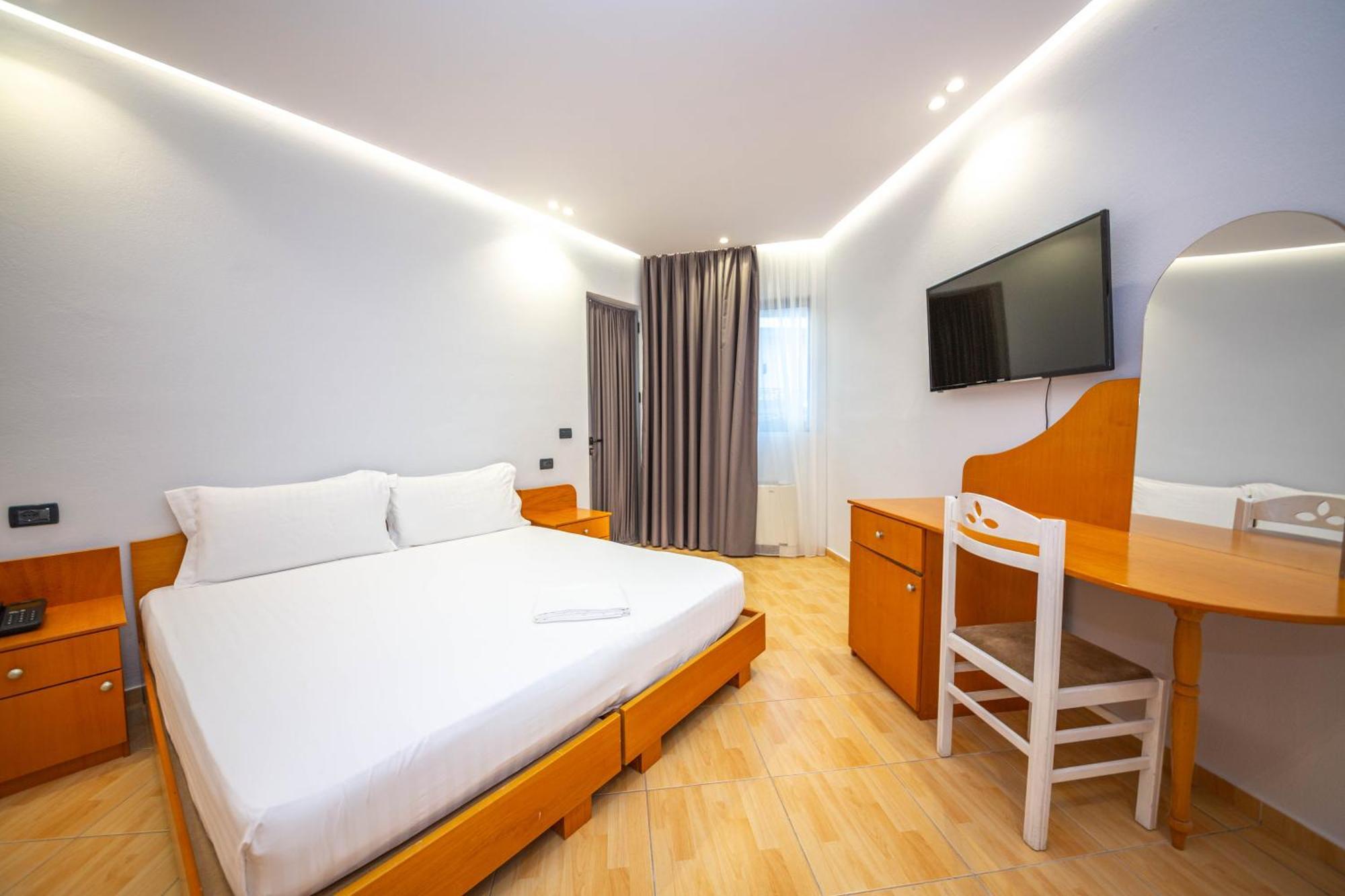 Hotel Sea Breeze Sarande Exterior photo
