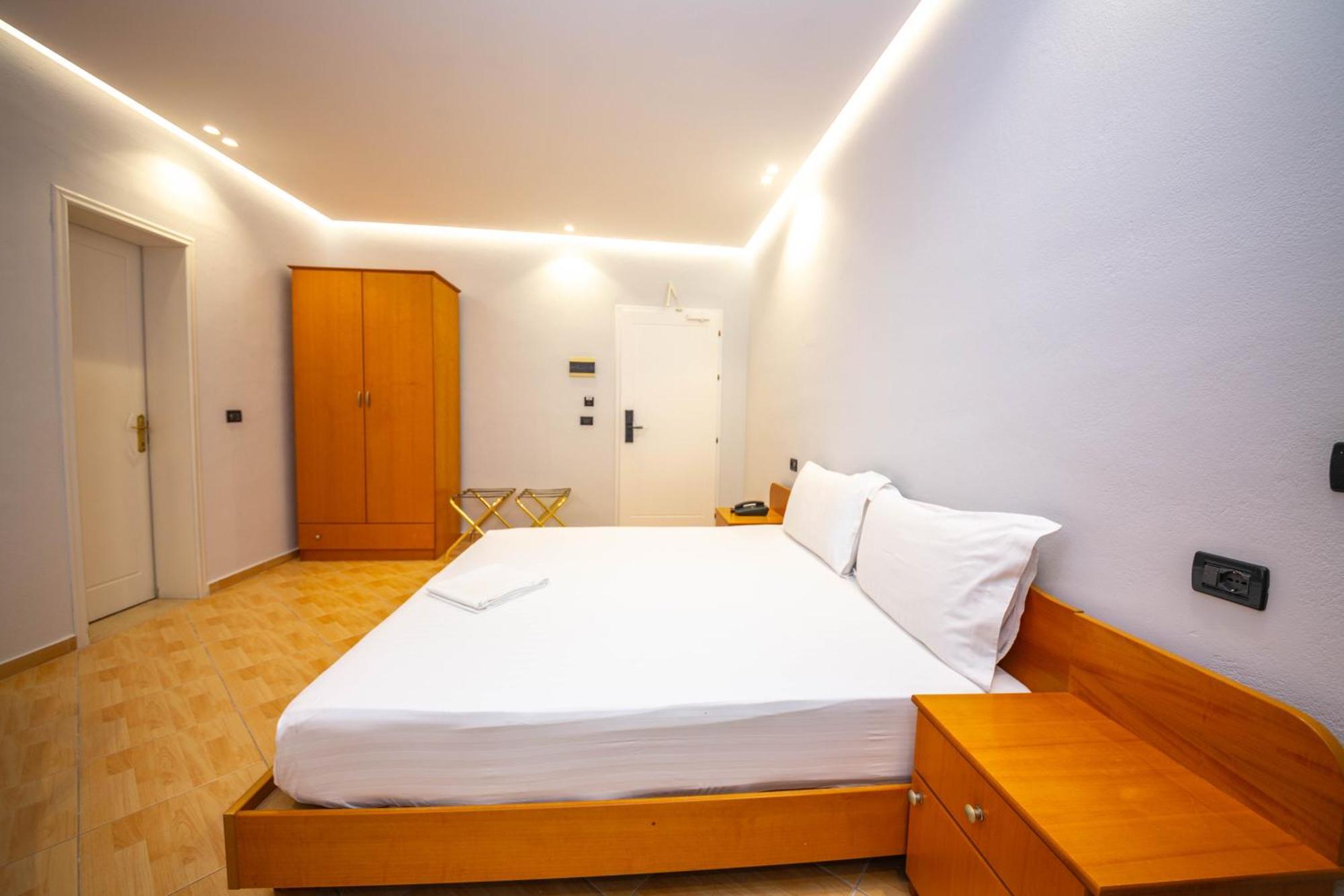 Hotel Sea Breeze Sarande Exterior photo