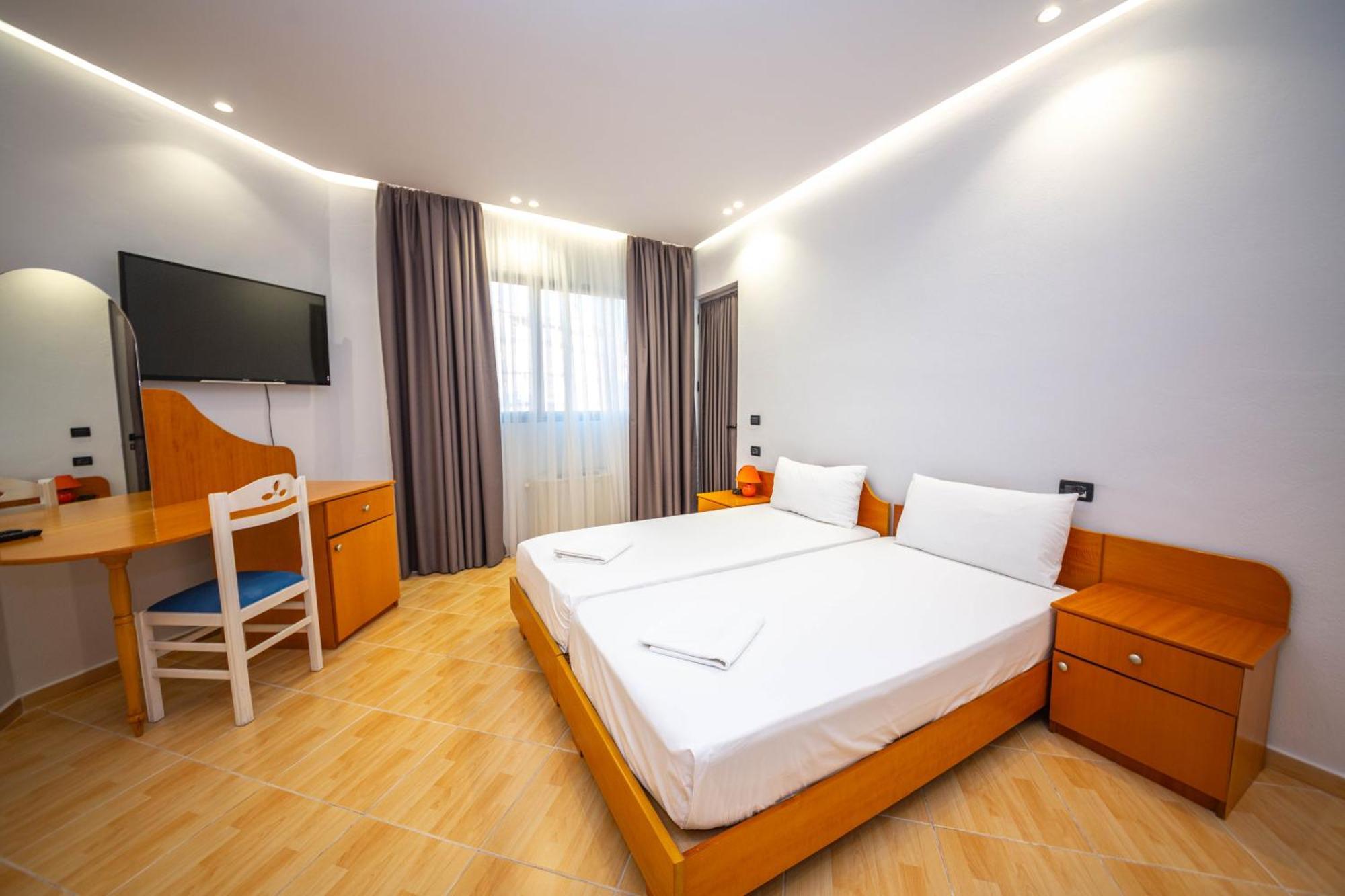 Hotel Sea Breeze Sarande Exterior photo