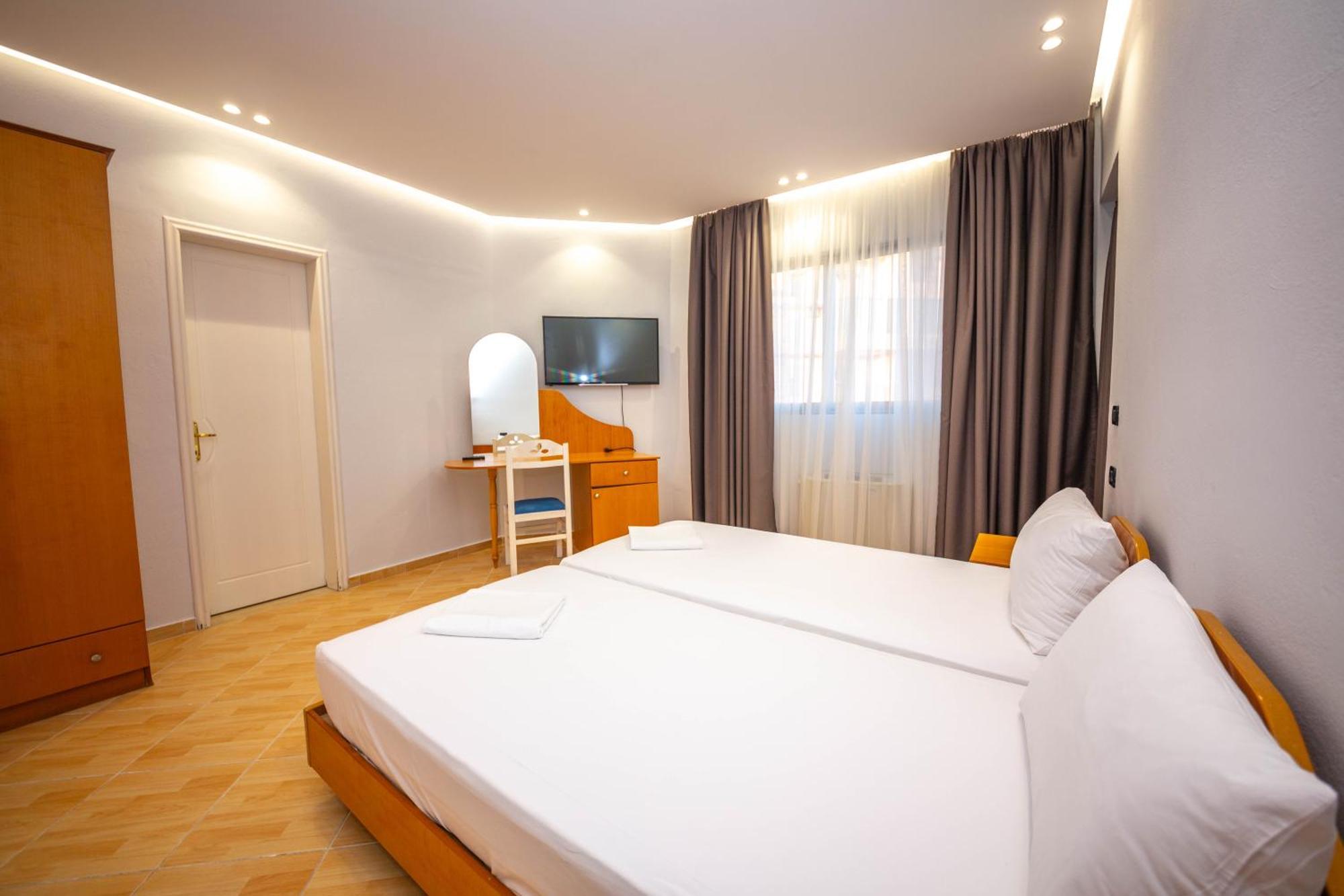 Hotel Sea Breeze Sarande Exterior photo