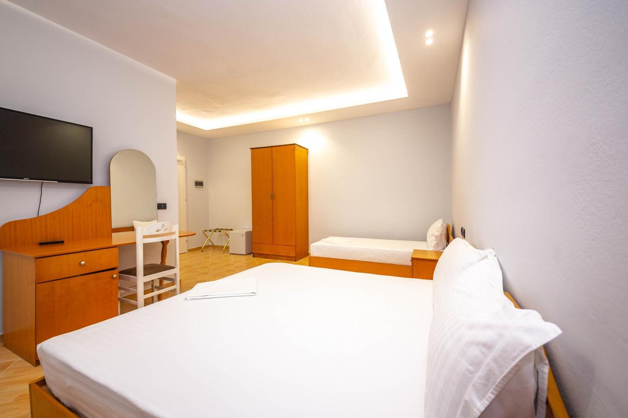 Hotel Sea Breeze Sarande Exterior photo